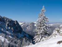 Windgeformte Riefen im Schnee